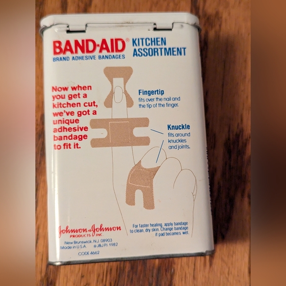 Vintage Band Aid Kitchen Assortment Adhesive Bandages Tin Box with Some Bandages - Picture 2 of 11
